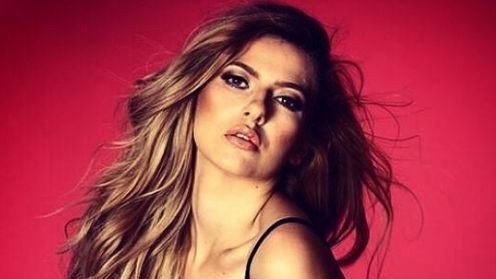 Lidia Buble, aproape dezbrăcată pe net