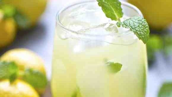 Un pahar din această băutură-minune vă scapă de kilogramele în plus într-un timp record