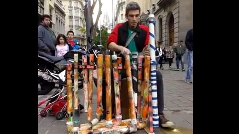 Marii artiști se exprimă în orice condiții. Trebuie să ascultați acest cântăreț la țevi din plastic