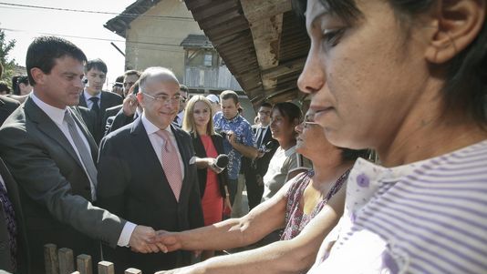 Premierul francez Manuel Valls, în instanţă pentru „instigare la ură rasială față de țiganii români”