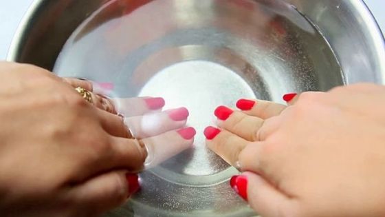 A bagat degetele in apa imediat dupa ce si-a dat unghiile cu oja! Rezultatul e genial 