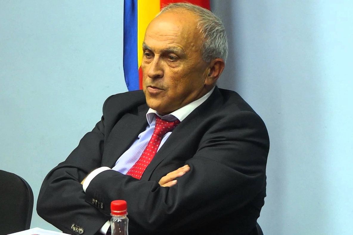 Învățăturile lui Mircea Cosma pentru Ponta: Dacă e bărbat, nu își dă demisia când se întoarce!