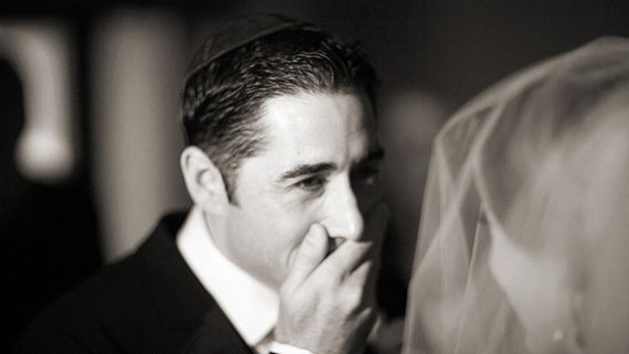 Galerie FOTO. Reacţia emoţionantă a mirilor când îşi văd pentru prima dată miresele, în ziua nunţii