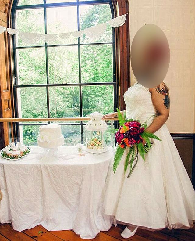 Toți așteptau mireasa. A venit! Și-a ridicat voalul și...nuntașii au înlemnit. Ce avea pe față