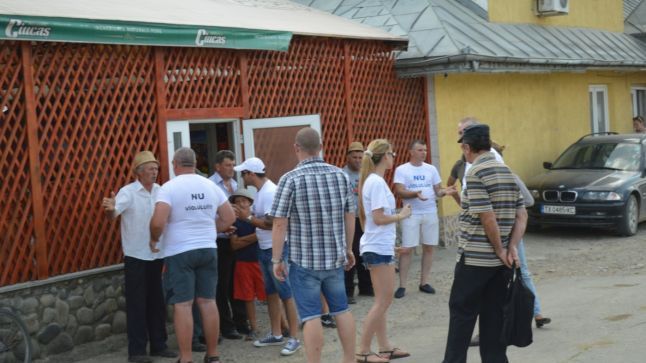 Un englez a mers în satul violatorilor să explice că violul este infracţiune. Reacţia lor, inumană