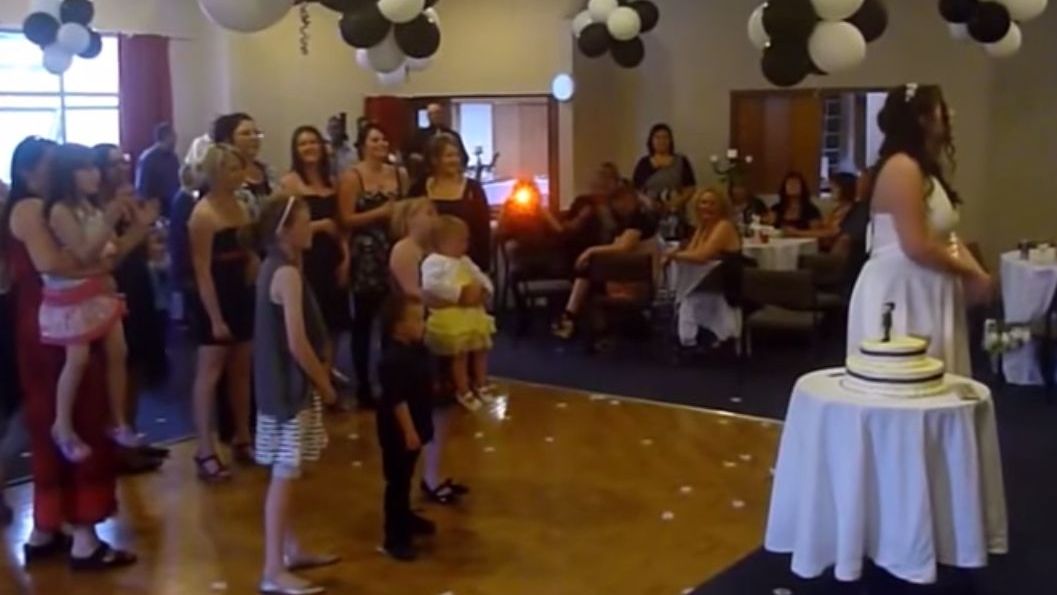 Nimeni nu a prevăzut ce va urma. S-a întâmplat la nuntă, când mireasa a aruncat buchetul