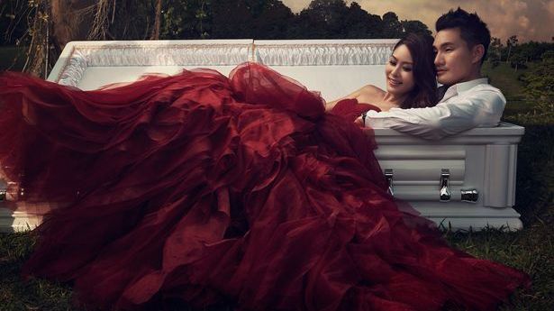 Cele mai macabre poze de nuntă. S-au fotografiat într-un coşciug