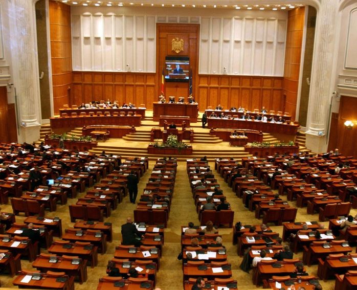 Parlamentul pregătește pensii speciale și pentru primari. Cum va beneficia Iohannis de măsură