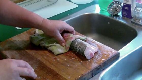 S-a apucat să curețe un pește. I-a tăiat capul, l-a despicat și apoi...ceva șocant s-a întâmplat