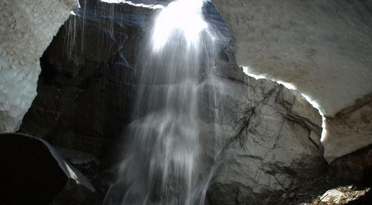 Un mort şi patru răniţi, după ce tavanul unei peşteri s-a prăbuşit. Ce s-a întâmplat