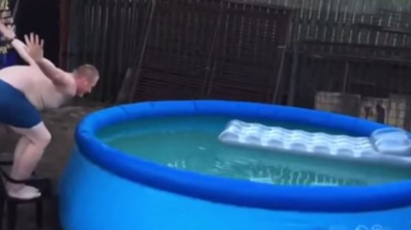 Neașteptat. Ce se întâmplă când acest om sare în piscina gonflabilă. Imaginile au devenit virale