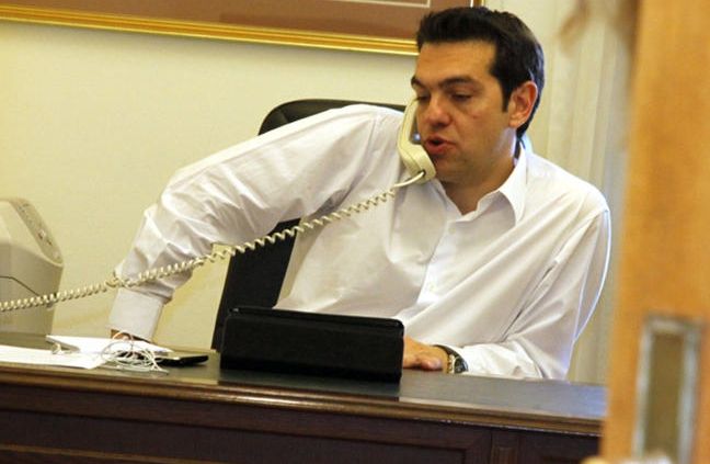 Alexis Tsipras a pus mâna pe telefon după victoria din referendum. Ce a vorbit cu liderii europeni
