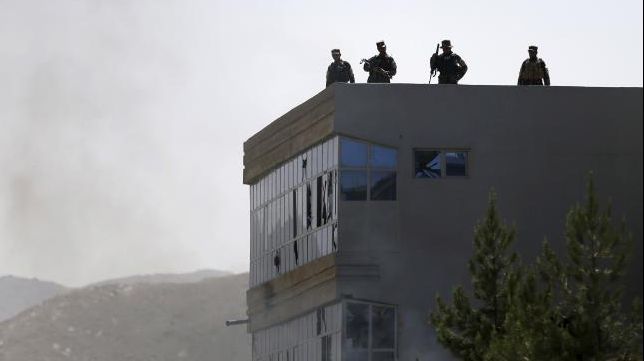 Peste 100 de polițiști afgani s-au predat talibanilor după ce le-a fost atacată baza