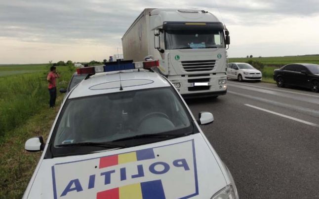 Poliţiştii au tras pe dreapta două TIR-uri. E incredibil ce au descoperit aceştia la control
