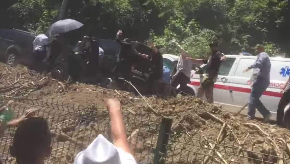 Premierul sârb, lovit în cap de o piatră, la ceremoniile de la Srebrenica: ”Tentativă de asasinat!”