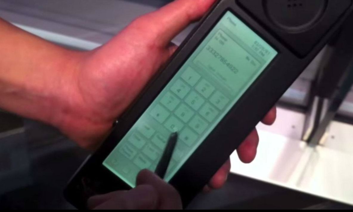 Nu te-ai fi gândit că primul smartphone arăta așa! Cât de diferit este de iPhone