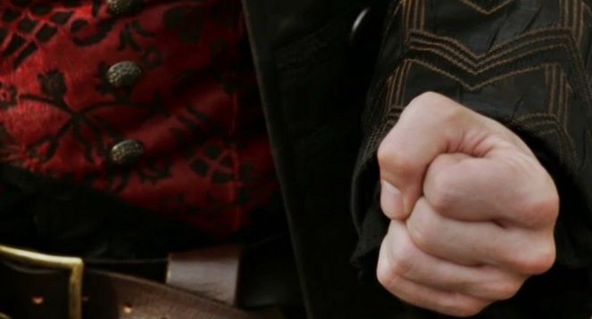 A observat ceva mişcându-se în iarbă. Când a văzut ce era, a înlemnit! A apucat să-i facă o poză