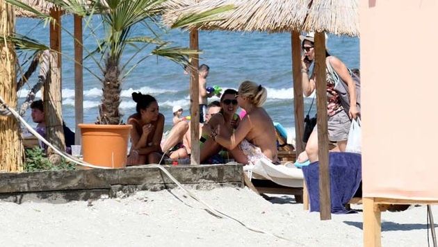 O cunoscută şi voluptoasă prezentatoare TV de la noi a făcut plajă topless, la mare