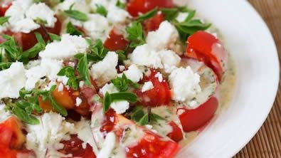 Nutriţioniştii avertizează: ce trebuie să ştii când mănânci brânză cu roşii