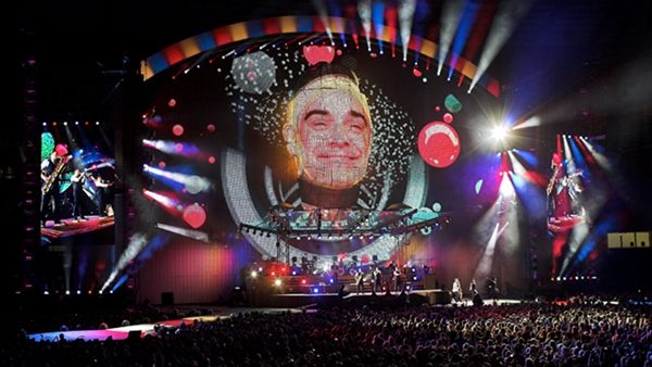 Scandal monstru după concertul lui Robbie Williams. Au leşinat după ce au stat la cozi interminabile