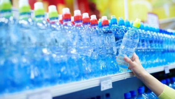 Bei apă minerală în timpul caniculei? Nu e bine! Ce avertizează medicii