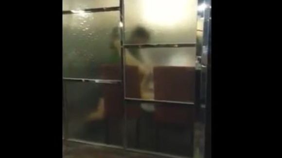 Au făcut sex în restaurantul plin de oameni! Ce a făcut ospătărița când i-a văzut