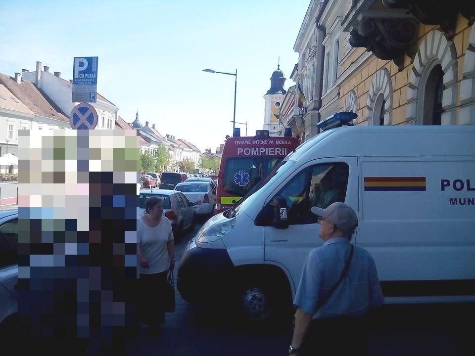 Poliția și SMURD-ul, blocate de o mașină parcată nesimțit în centrul Clujului. Ce a pățit șoferul