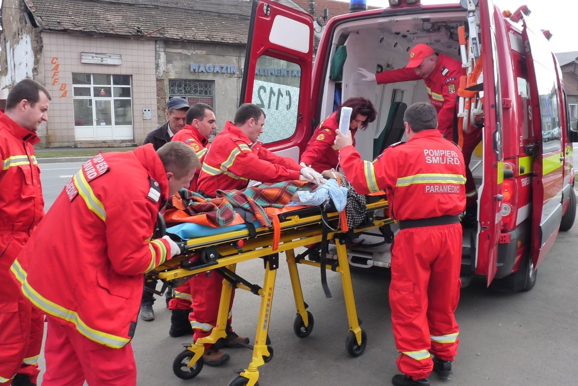 Accident înfiorător la Galaţi: trei morţi şi şase răniţi. Maşina, strivită de un TIR