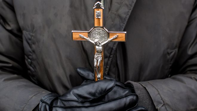 Orașul posedat de diavol. Un preot a exorcizat din elicopter o mică localitate din Italia