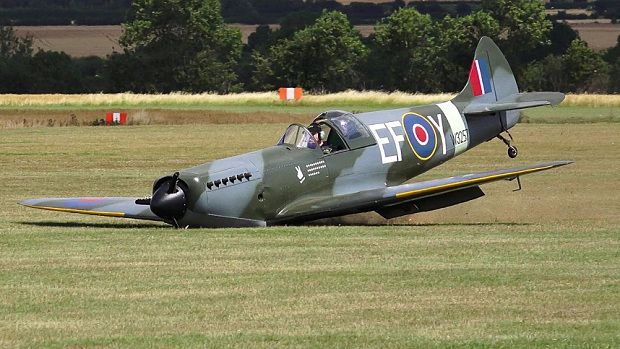 Aterizare de URGENŢĂ perfectă a unui pilot englez. Incidentul a fost filmat integral de martori