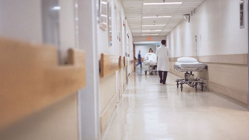 Caz șocant la Beclean. Cum este tratat un tânăr bolnav psihic, cu HIV și fractură de col femural