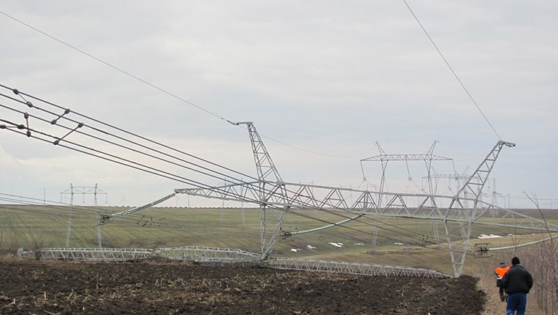 Tragedie în Ialomiţa: Un stâlp de înaltă tensiune a căzut peste ei