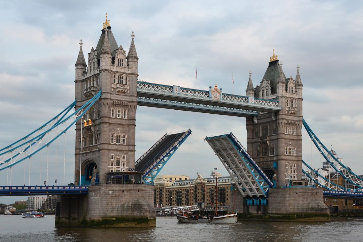Alertă cu bombă în Londra. Tower Bridge a fost închis