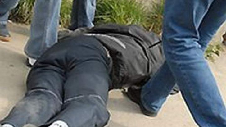 Un bărbat din Argeş a fost omorât pentru că a cerut linişte în faţa porţii lui