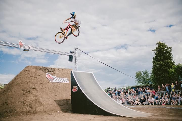 Începe cea mai mare competiție de BMX și MTB dirt jumping din țară