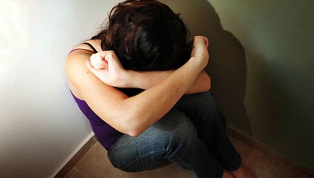 Caz cutremurător în Vâlcea. O tânără, bătută şi violată de un vecin de bloc