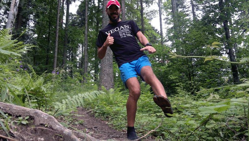 Mănâncă doar fructe şi nuci și participă la ultramaratoane