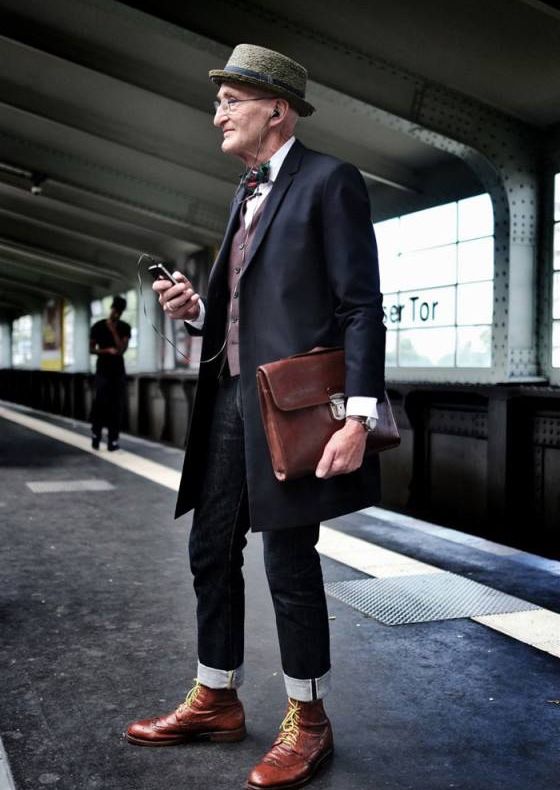 A devenit viral. Cum arată cel mai bine îmbrăcat bărbat de pe internet, la aproape 80 de ani