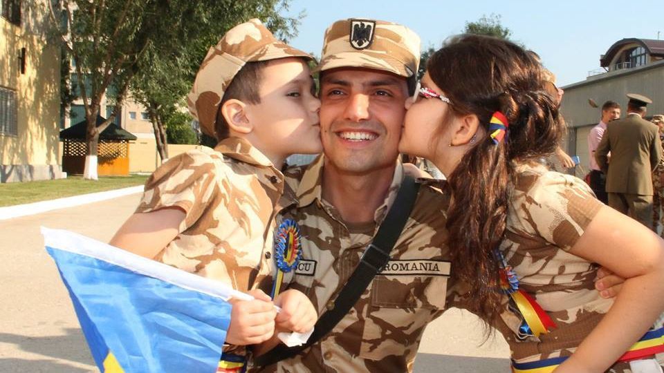 Imagini emoţionante la plecarea în Afganistan. Militarii români şi-au luat rămas-bun de la familii