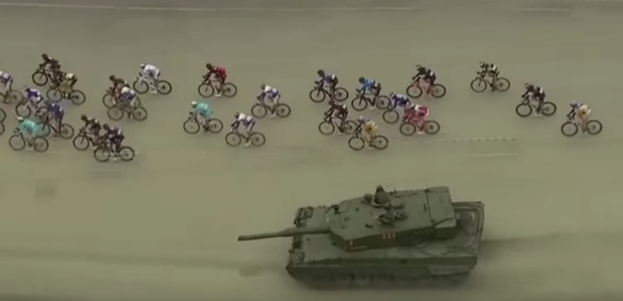 Surpriză la un concurs de ciclism. Un tanc s-a alăturat convoiului