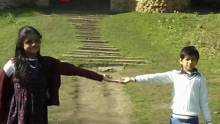 A făcut o fotografie de vacanţă nepoţilor. Când s-a uitat mai atent a înghețat