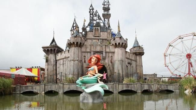 Celebrul artist urban Banksy, expoziţie extraordinară - cum arată parcul "Dismaland"