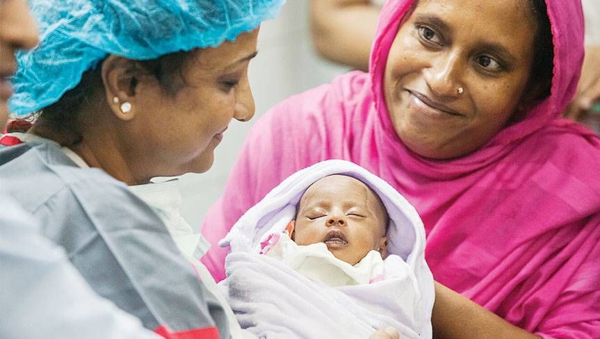 Trăieşte după ce au împușcat-o în burta mamei. Cum a fost posibil