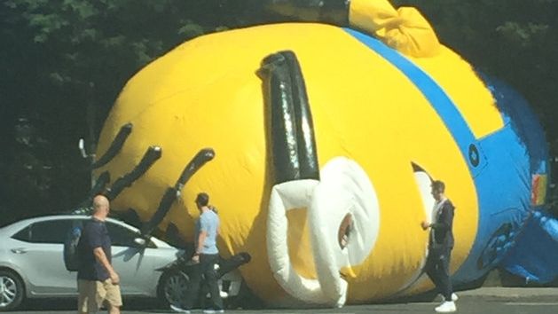 Incident inedit: Un Minion uriaş a blocat traficul în Dublin