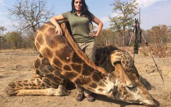 A postat pe Facebook o imagine șocantă, cu girafa vânată. Ce a urmat este incredibil