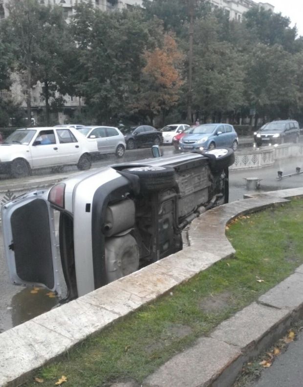 Un bărbat s-a răsturnat cu maşina într-o fântână din Piaţa Constituţiei