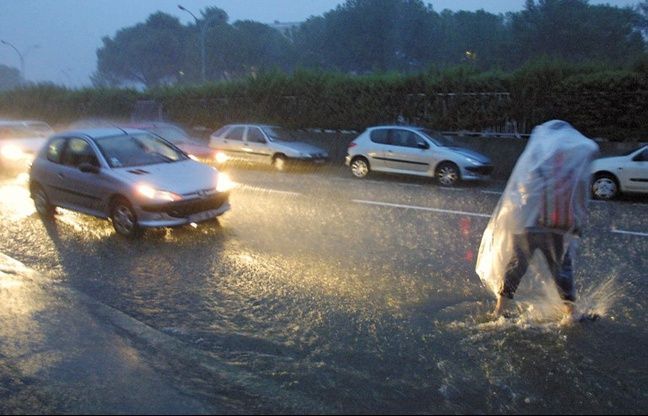  Inundații în sudul Franței: 3 morți, iar traficul feroviar paralizat