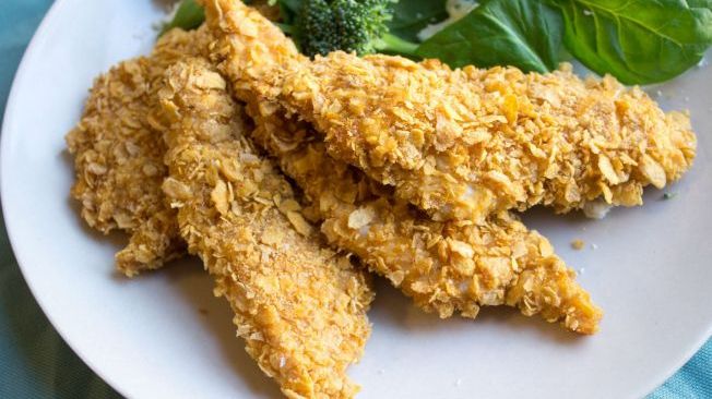 Ieftin şi rapid! Piept de pui în crustă de fulgi de porumb