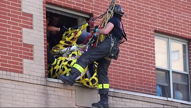 O femeie supraponderală, scoasă din casă cu macaraua. Misiune de salvare incredibilă