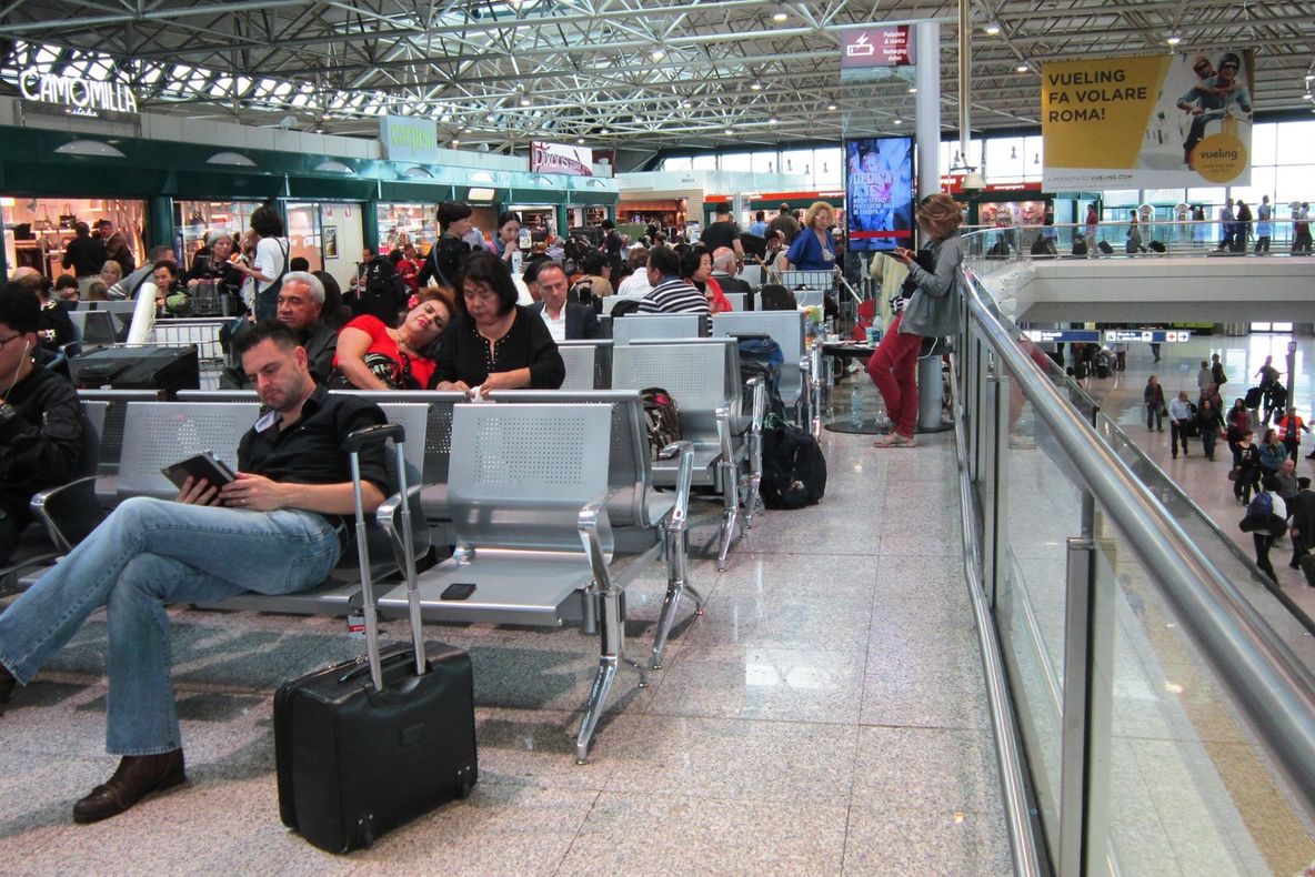 Scandal pe Aeroportul Fiumicino din Roma: Poliţia a intervenit pentru a calma pasageri furioşi